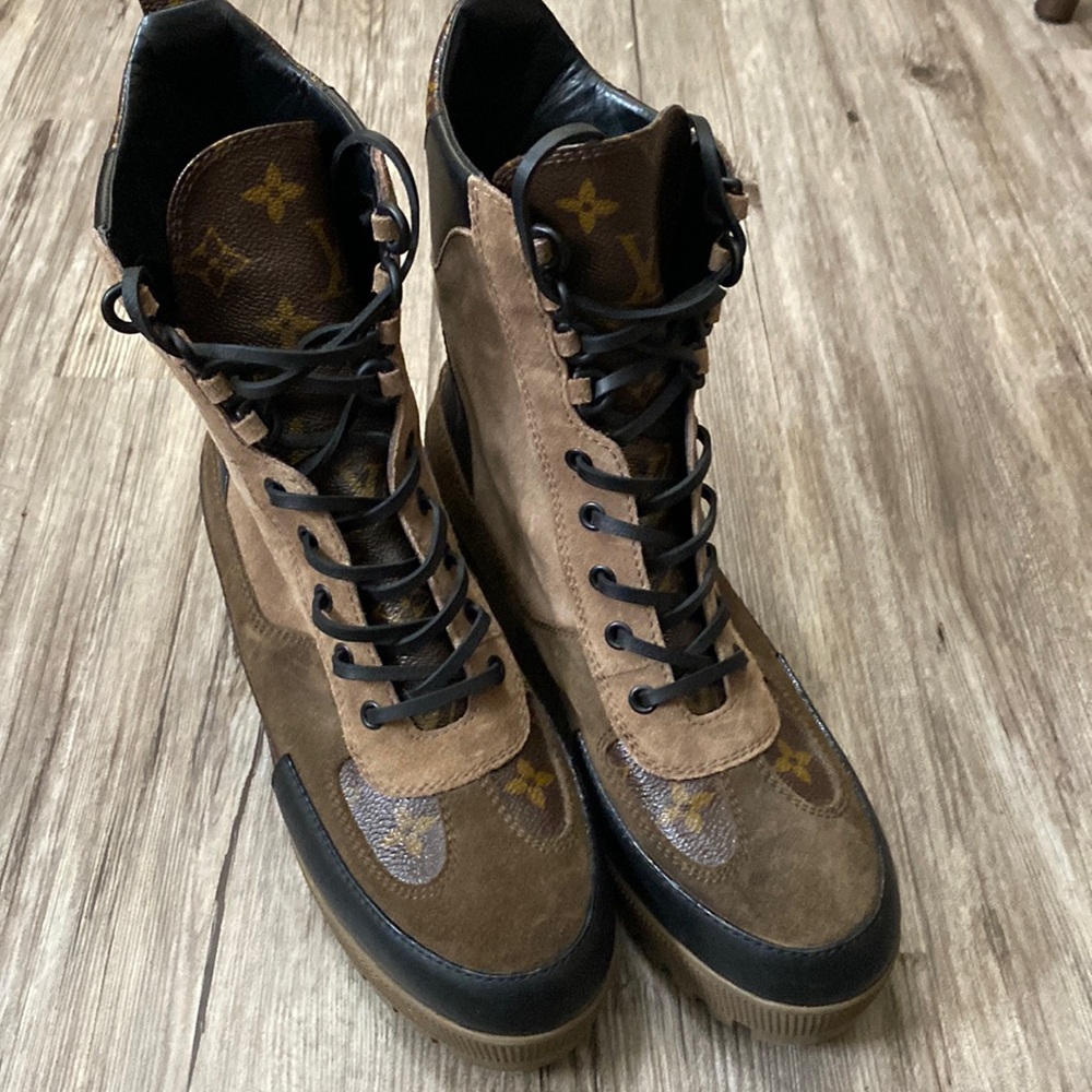 WORN ONCE authentic women’s Louis Vuitton lace up boots